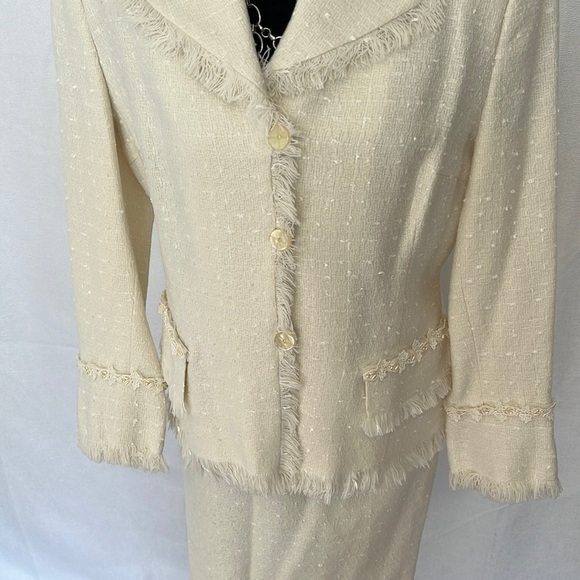 Designer Barbara Bates beautiful off white suit. Fringe accent details Luxury 10 - Picture 4 of 8
